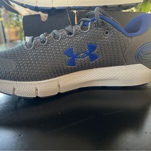 Brand NEW Mens Under Armour GRY running shoes size 10 Charged Rogue 2.5